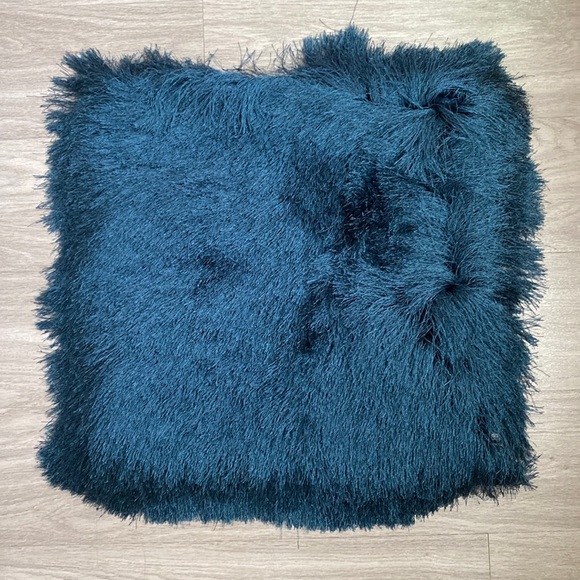 Nicole by Nicole Miller Other - NICOLE Miller Throw pillow Cover